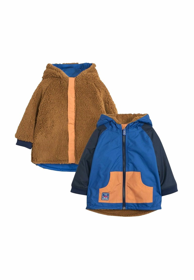 Brun fleecejakke med en orange lynlås og kant, kombineret med en blå og navy vandtæt jakke med en orange lomme.