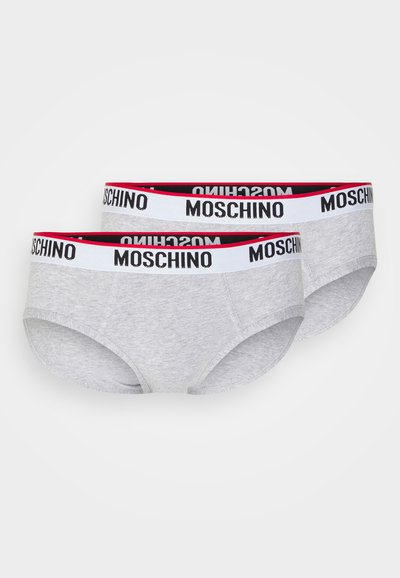 Boxer en coton gris avec une taille blanche ornée du texte noir "Moschino" et des accents rouges, présenté en duo.