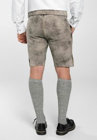 Leren shorts in een gedempte grijze kleur, met een textuur, zijzakken en een ontspannen pasvorm. Combineren met grijze kniekousen en zwarte schoenen.