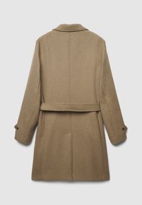 Cappotto in misto lana marrone con colletto, dettaglio con cintura sul retro, tasche laterali e polsini con bottoni; texture morbida, design su misura, lunghezza media.