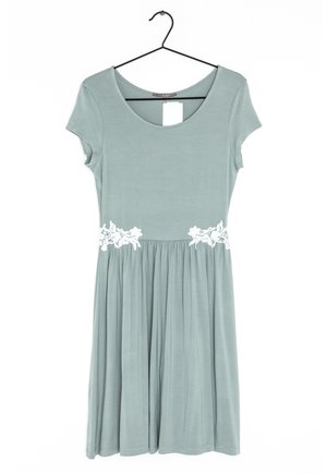 Světle modré šaty s krátkými rukávy na ramínku, s kulatým výstřihem a bílým květinovým krajkovým detailem v pase, sukně s nabráním pod linií pasu.