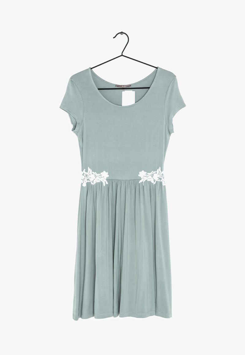 Robe bleu clair à manches courtes sur un cintre, avec un col arrondi et un détail en dentelle florale blanche à la taille, jupe froncée en dessous de la taille.