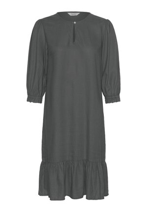 Siva obleka do kolen, izdelana iz lahkotnega materiala; ima tri četrtinske naborke na rokavih, dekolte z odprtino in nabrano spodnji del.