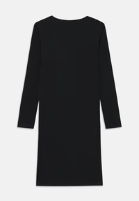 Μαύρο, μακρυμάνικο, μέχρι το γόνατο ριμπ πλεκτό φόρεμα με στρογγυλή λαιμόκοψη και ίσια σιλουέτα, τοποθετημένο επίπεδα σε λευκό φόντο.