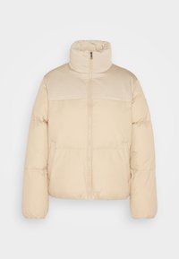 Beige nafouknutá bunda s vysokým límcem, plným zipem a matným povrchem. Disponuje měkkou, hladkou texturou a prošívaným designem.