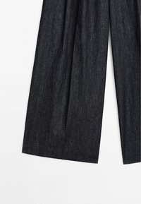 Brede pantalons in donkerdenim, met een gladde textuur, plooien aan de voorkant en een nette afwerking aan de zoom. Geen zichtbare hardware.