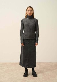 Szary żebrowany sweter z golfem zestawiony z czarną denimową spódnicą maxi i czarnymi butami na sznurówki. Prosty design z dopasowanym krojem.