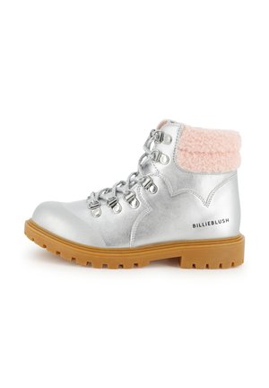 Bottine argentée avec col en polaire rose, œillets et lacets argentés, semelle en caoutchouc beige et marquage "BILLIEBLUSH" sur le côté.