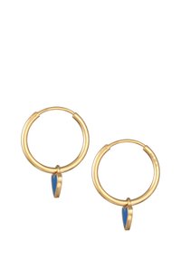 Guldörhängen i form av hoop har en slät yta, med en liten blå hjärtberlock hängande från varje hoop. Cirkulär form med ett säkert lås.