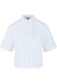Chemise blanche courte à manches courtes avec col et fermeture à boutons sur le devant.