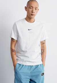 Nike Sportswear TEE - Apdrukāts T-krekls - white