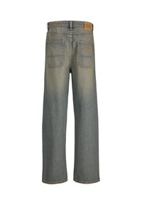 Ανοιχτό μπλε τζιν από denim, εμφανιζόμενο από πίσω με δύο πίσω τσέπες, δερμάτινο ετικέτα μάρκας και ίσια φαρδιά πόδια.
