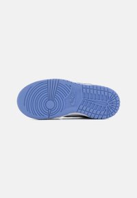 Sole di sneaker Nike, con una superficie in gomma blu testurizzata caratterizzata da motivi circolari e a griglia, e un logo al centro.