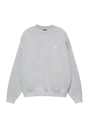 Hellgraues Sweatshirt mit langen Ärmeln und Rundhalsausschnitt, mit kleinem weißem Textlogo auf der linken Brust und gerippten Bündchen und Saum.