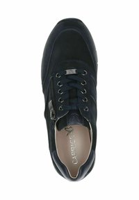 Baskets bleu marine avec un dessus en daim, fermeture à lacets, détail de fermeture éclair sur le côté et intérieur rembourré avec une semelle intérieure ornée d'un logo.