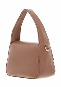 Sac à main en cuir marron avec une forme arrondie, une lanière unique et un accent en anneau doré sur un côté. Texture lisse et design minimaliste.