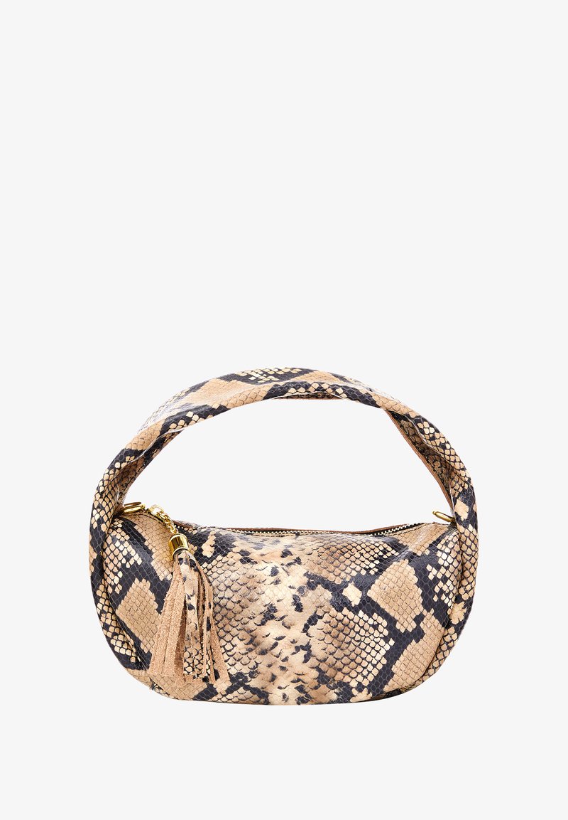 Sac à main en cuir de serpent texturé beige et noir, avec une poignée courbée et un accent en pampille, doté d'une fermeture éclair sur le dessus.