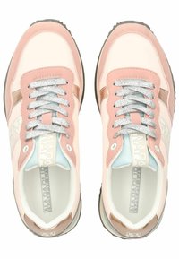 Baskets en suede rose clair avec des lacets argentés, doublure en mesh blanc et accents marron. Le design présente un logo sur le côté.
