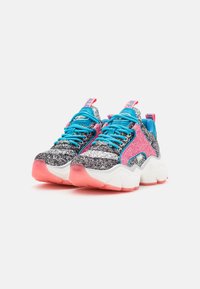 Glittriga sneakers som har en blandning av rosa, silver och blå material, med en kraftig vit sula och ljusrosa detaljer på hälen och snörningen.
