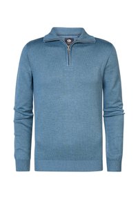 Lichtblauwe, kwart-ritssweater van zacht breimateriaal met een kraag en geribbelde manchetten en zoom. Glad oppervlak, minimalistisch ontwerp.