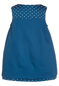 Niebieska sukienka bez rękawów z białym wykończeniem w kropki na kołnierzyku i u dołu, o prostym, luźnym kroju.