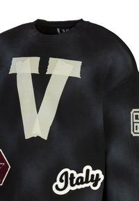Schwarzer Sweatshirt mit einem großen weißen "V"-Design, Tape-Akzenten, strukturierten Patches und einem bestickten Detail "Italy".