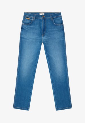 Kék farmernadrág egyenes szárú fazonban, öt zsebbel, logóval ellátott derékrésszel és látható varrási részletekkel.