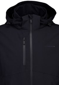 Veste imperméable noire avec un col montant, une capuche réglable et des fermetures éclair à finition contrastante. Présente un détail de marque sur la poitrine.