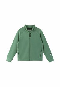Giacca in polartec verde con colletto alto, zip frontale, due tasche laterali e polsini a coste. Caratterizzata da maniche a raglan e una toppa con logo.