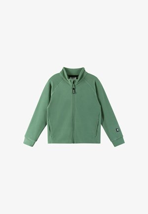 Giacca in polartec verde con colletto alto, zip frontale, due tasche laterali e polsini a coste. Caratterizzata da maniche a raglan e una toppa con logo.