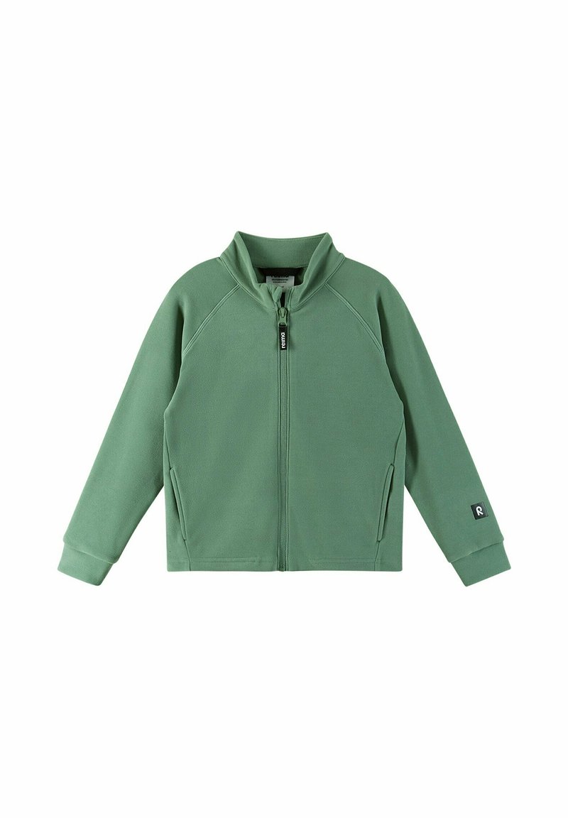 Giacca in polartec verde con colletto alto, zip frontale, due tasche laterali e polsini a coste. Caratterizzata da maniche a raglan e una toppa con logo.