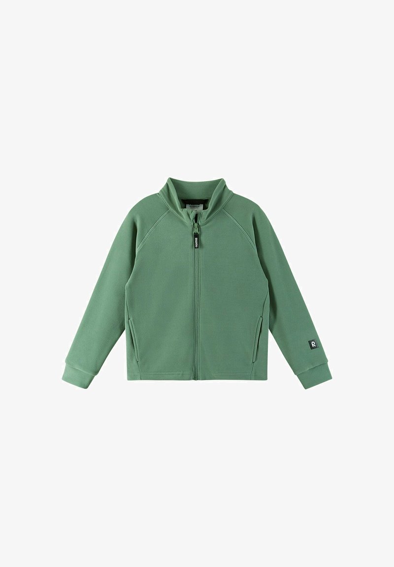 Giacca in polartec verde con colletto alto, zip frontale, due tasche laterali e polsini a coste. Caratterizzata da maniche a raglan e una toppa con logo.