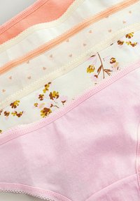 Quattro paia di mutandine da donna in diverse colorazioni: pesca, crema, fantasia floreale e rosa chiaro; ognuna presenta un bordo in pizzo.