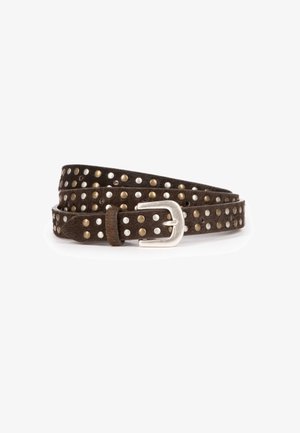 Cintura in pelle marrone con decorative borchie metalliche in oro e argento, dotata di una fibbia argentata e una superficie testurizzata.
