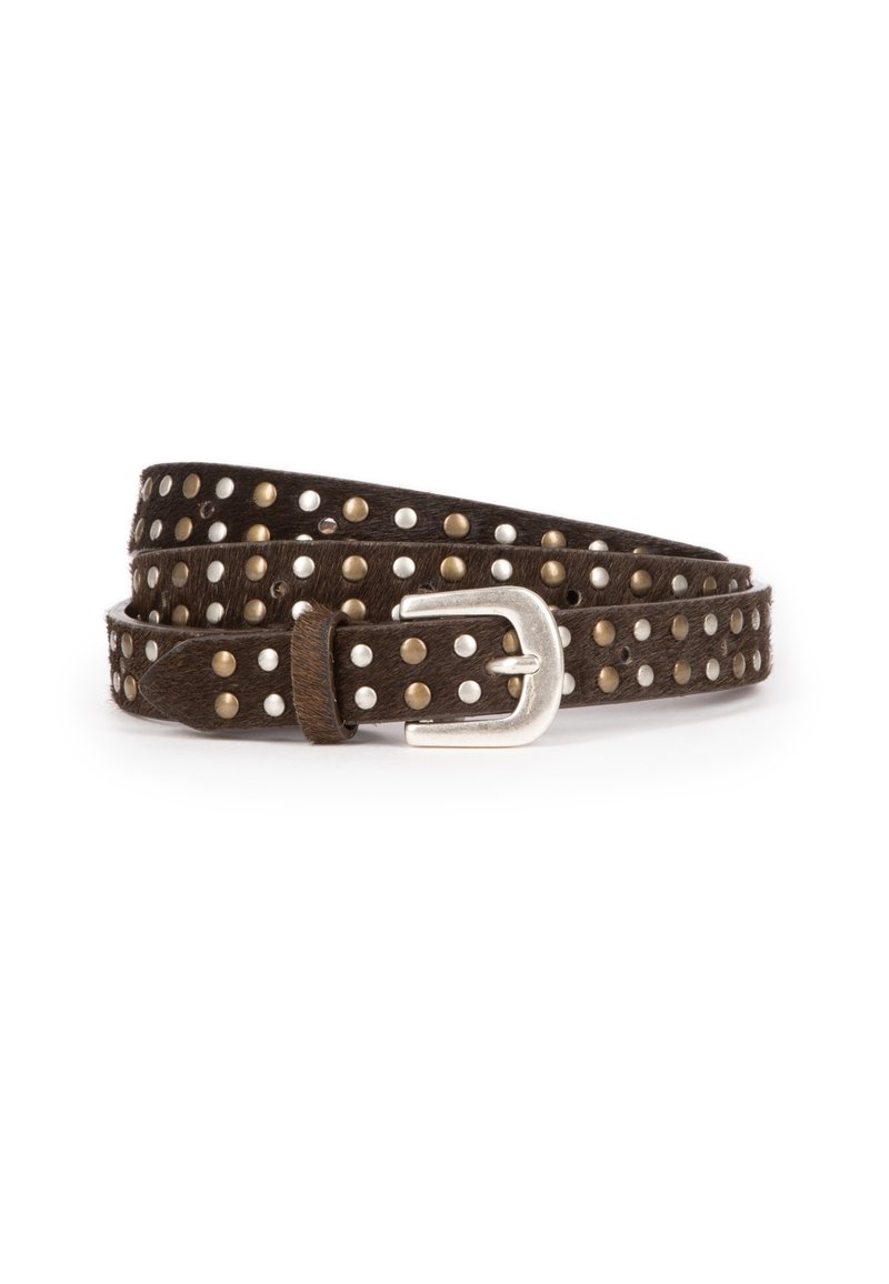 Bruine leren riem met decoratieve metalen studs in goud en zilver, met een zilveren gesp en een gestructureerd oppervlak.