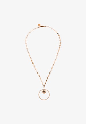 Halskette aus goldfarbenem Metall mit kleinen verbundenen Scheiben und einem runden Anhänger mit Sonnenstrahlen-Design und einem blauen Mittelstein.