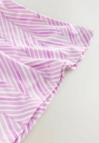 Tissu rayé violet et blanc avec une texture lisse. Les rayures présentent un motif en chevrons et sont légèrement brillantes. Les bords sont ourlés.