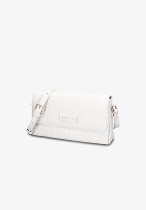 Sac bandoulière blanc avec texture crocodile, boucle dorée sur la sangle réglable et logo Pierre Cardin sur le rabat avant.