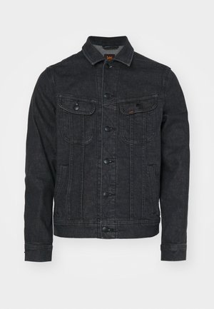 Tmavě modrá džínová bunda s límečkem, zapínáním na knoflíky v přední části, dvěma náprsními kapsami a kontrastním prošitím. Klasický design s pevným střihem.