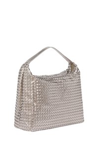 Vævet metallic sølv håndtaske med en enkelt skulderrem, der har en lynlåslukning og et struktureret zigzag-mønster overfladen.