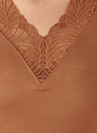 Top marrone con scollatura a V e dettagli in pizzo complessi lungo il colletto. Il tessuto ha una texture liscia e morbida.