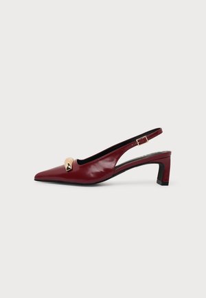 Bordová lakovaná slingback obuv s ostrou špičkou, nízkym blokovým podpätkom, zlatými cvokmi a nastaviteľným remienkom s prackou.
