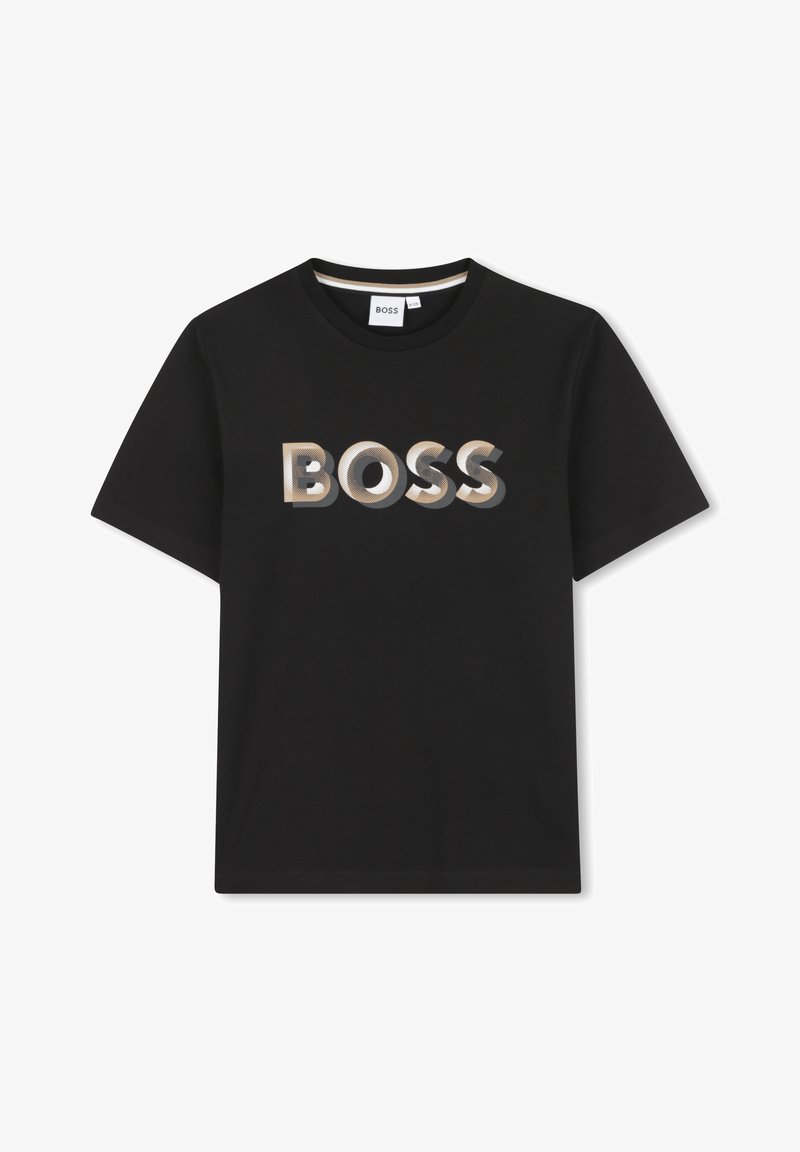 Camiseta de algodón negra con un gran logo "BOSS" texturizado en tonos de plata y oro, cuello redondo y mangas cortas.