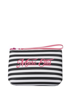 Petite pochette zippée avec des rayures horizontales noires et blanches, une fermeture éclair rose et une dragonne rose, avec un texte rose "Marc Ellis" à l’avant.