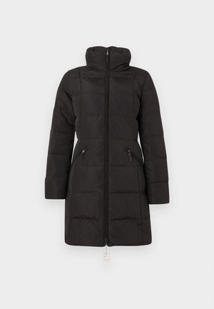 Černý prošívaný zimní kabát délky ke kolenům s vysokým límcem, dlouhými rukávy a předním zapínáním na zip se zipovými bočními kapsami.