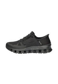Baskets de sport noires avec un dessus en mesh respirant, design texturé, fermeture à lacets et semelle rembourrée dotée de poches d'air visibles.