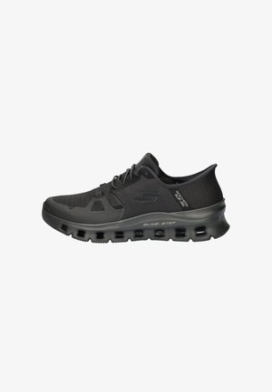 Schwarzer Sport sneaker mit einem atmungsaktiven Mesh-Obermaterial, strukturiertem Design, Schnürverschluss und gepolsterter Sohle mit sichtbaren Luftpolstern.