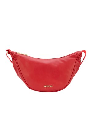 Bolso de hombro de cuero en forma de media luna roja, con cremallera dorada y el logo "JOOP! JEANS" grabado en oro en el centro frontal.