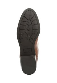 Semelle de chaussure en caoutchouc noir, avec un motif de bande de roulement texturé pour l'adhérence. La base présente un logo et des accents latéraux en cuir marron contrasté.