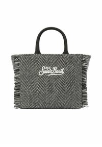 Borsa tote intrecciata con motivo a spina di pesce in nero e grigio con dettagli in frange, dotata di due manici arrotondati e logo bianco ricamato.